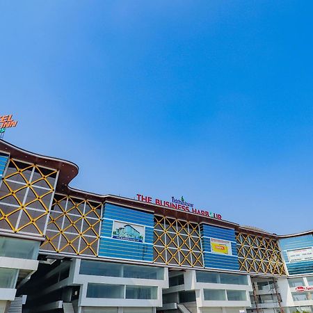 Oyo Hotel Fountain Surat Ngoại thất bức ảnh