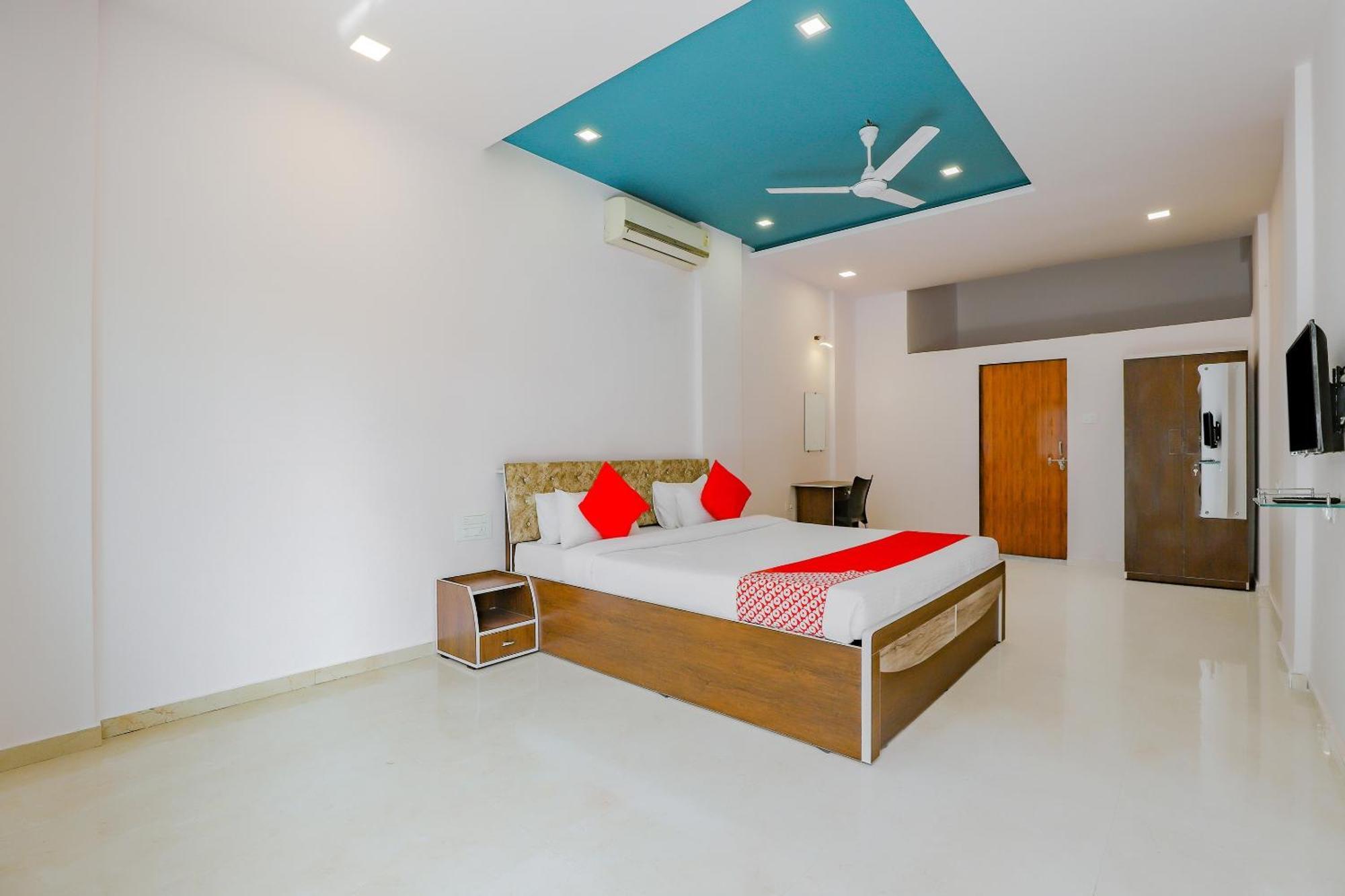 Oyo Hotel Fountain Surat Ngoại thất bức ảnh