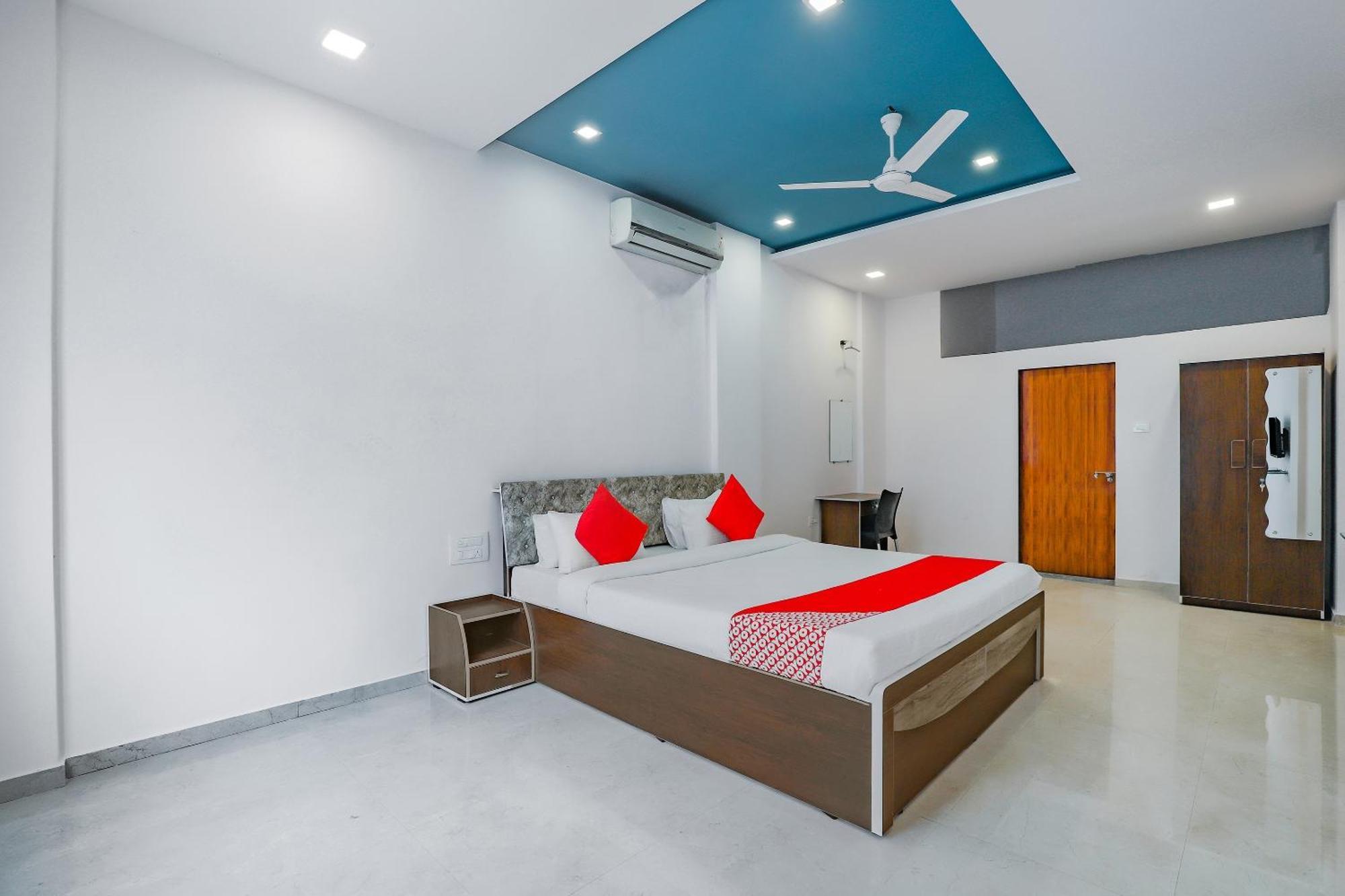 Oyo Hotel Fountain Surat Ngoại thất bức ảnh