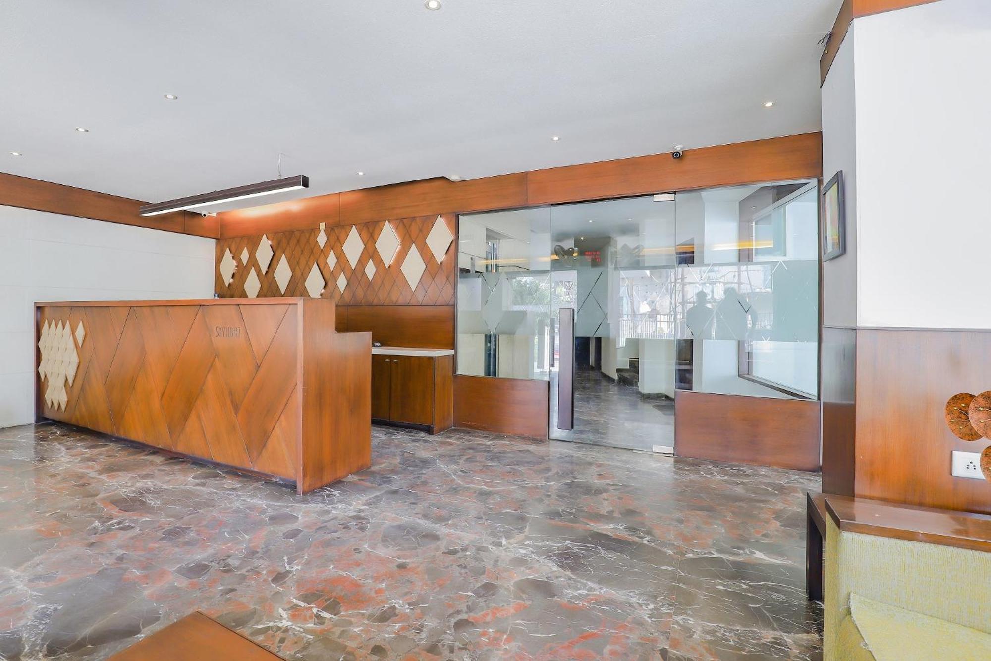 Oyo Hotel Fountain Surat Ngoại thất bức ảnh
