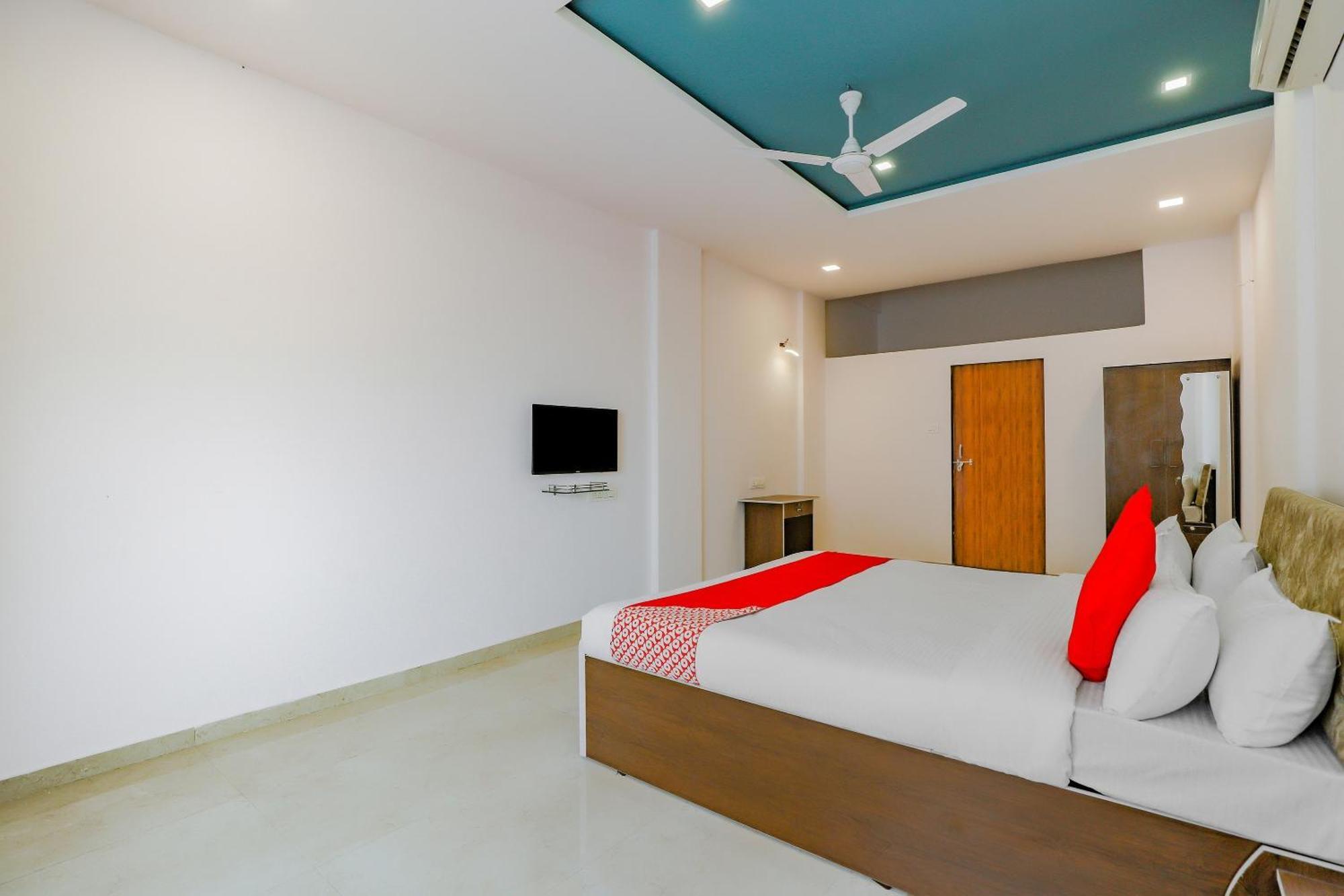 Oyo Hotel Fountain Surat Ngoại thất bức ảnh