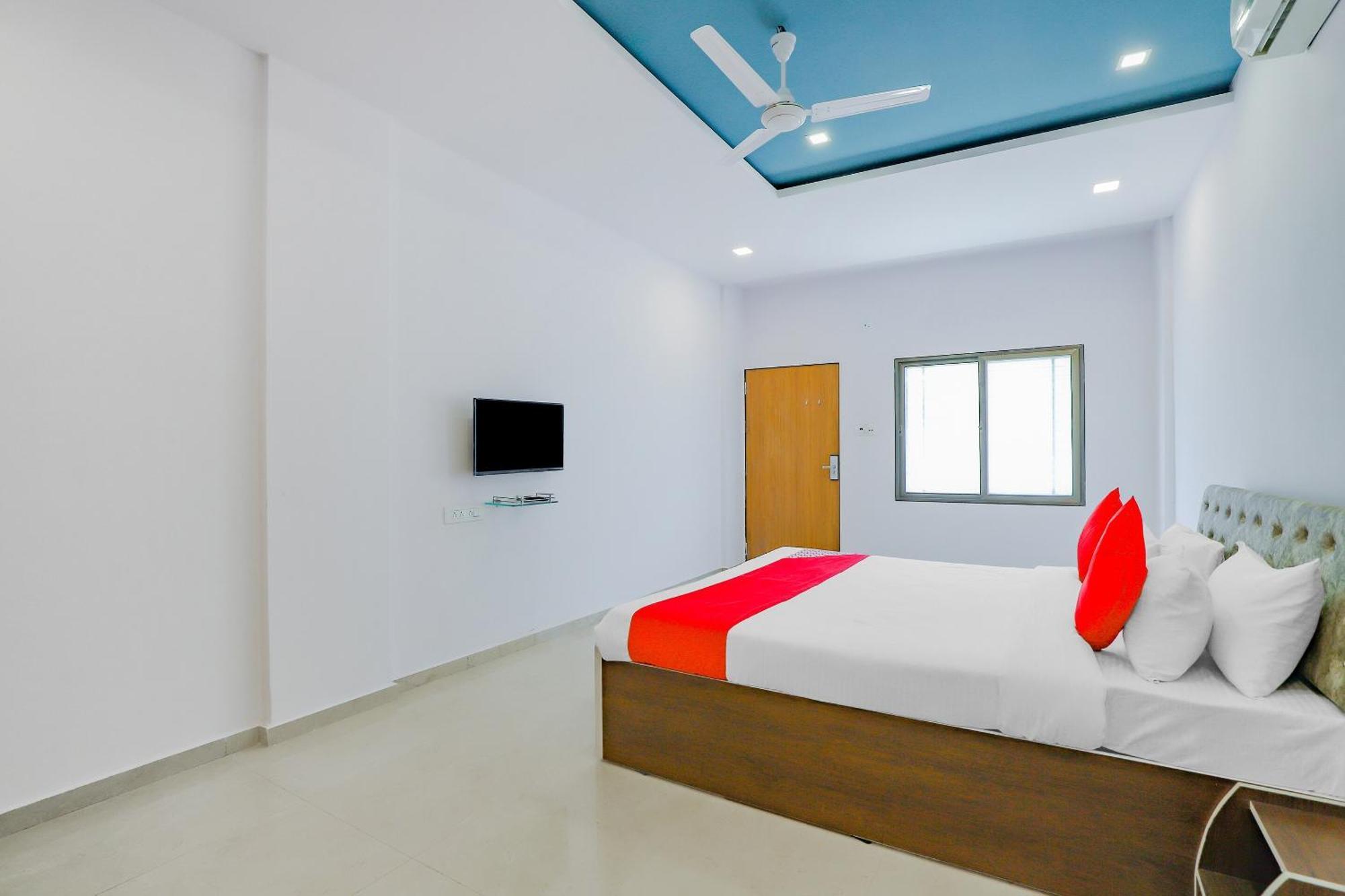 Oyo Hotel Fountain Surat Ngoại thất bức ảnh