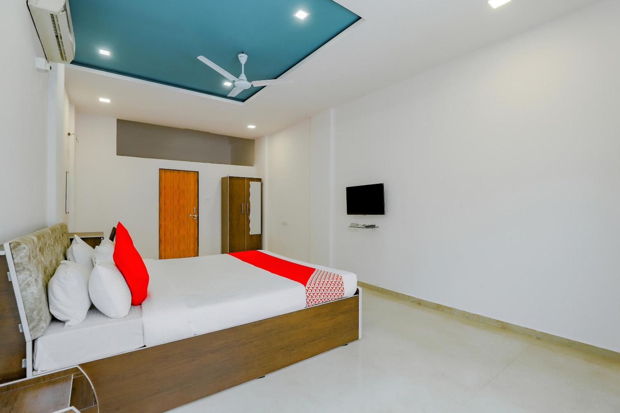 Oyo Hotel Fountain Surat Ngoại thất bức ảnh