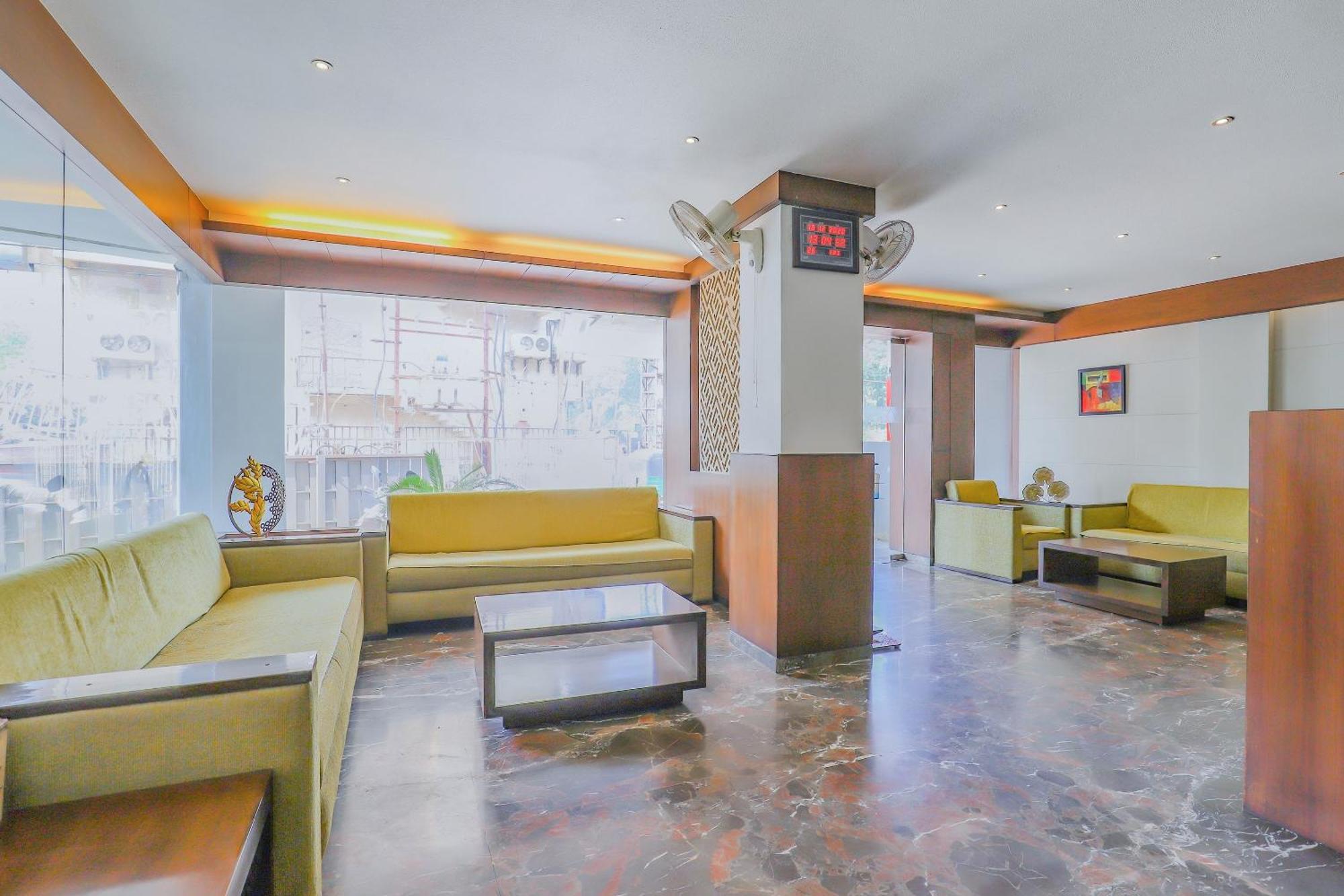 Oyo Hotel Fountain Surat Ngoại thất bức ảnh