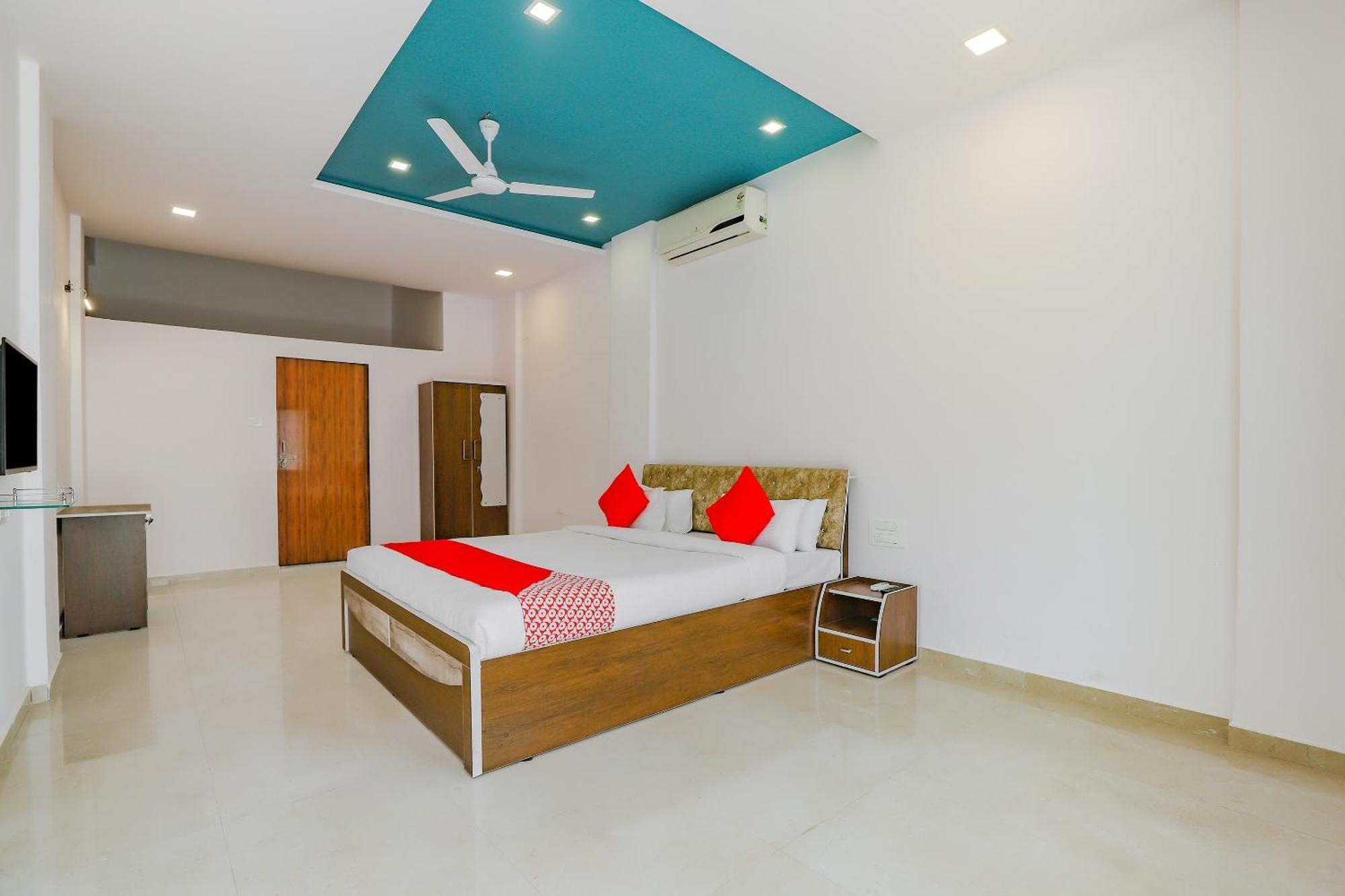 Oyo Hotel Fountain Surat Ngoại thất bức ảnh