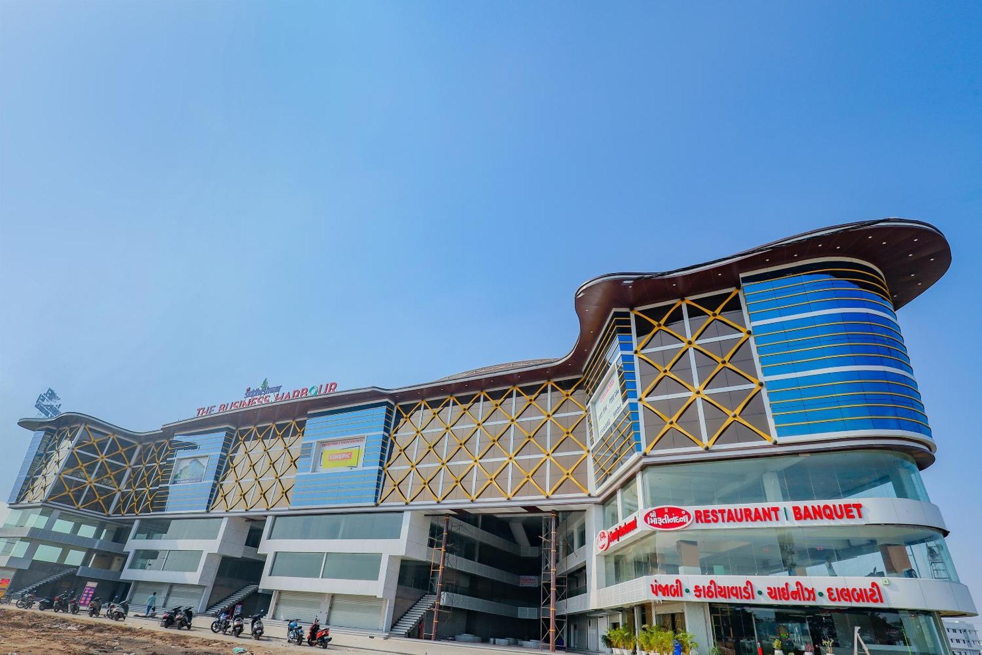 Oyo Hotel Fountain Surat Ngoại thất bức ảnh