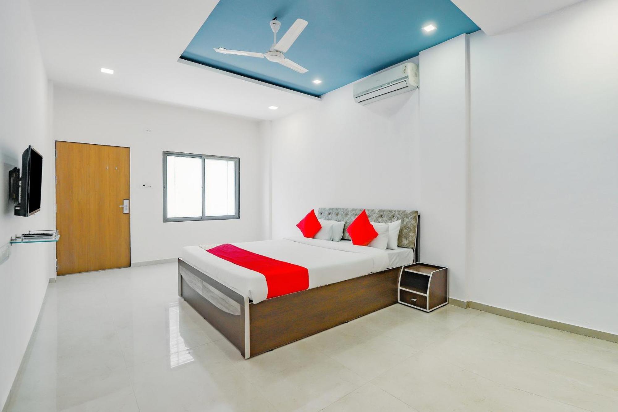 Oyo Hotel Fountain Surat Ngoại thất bức ảnh