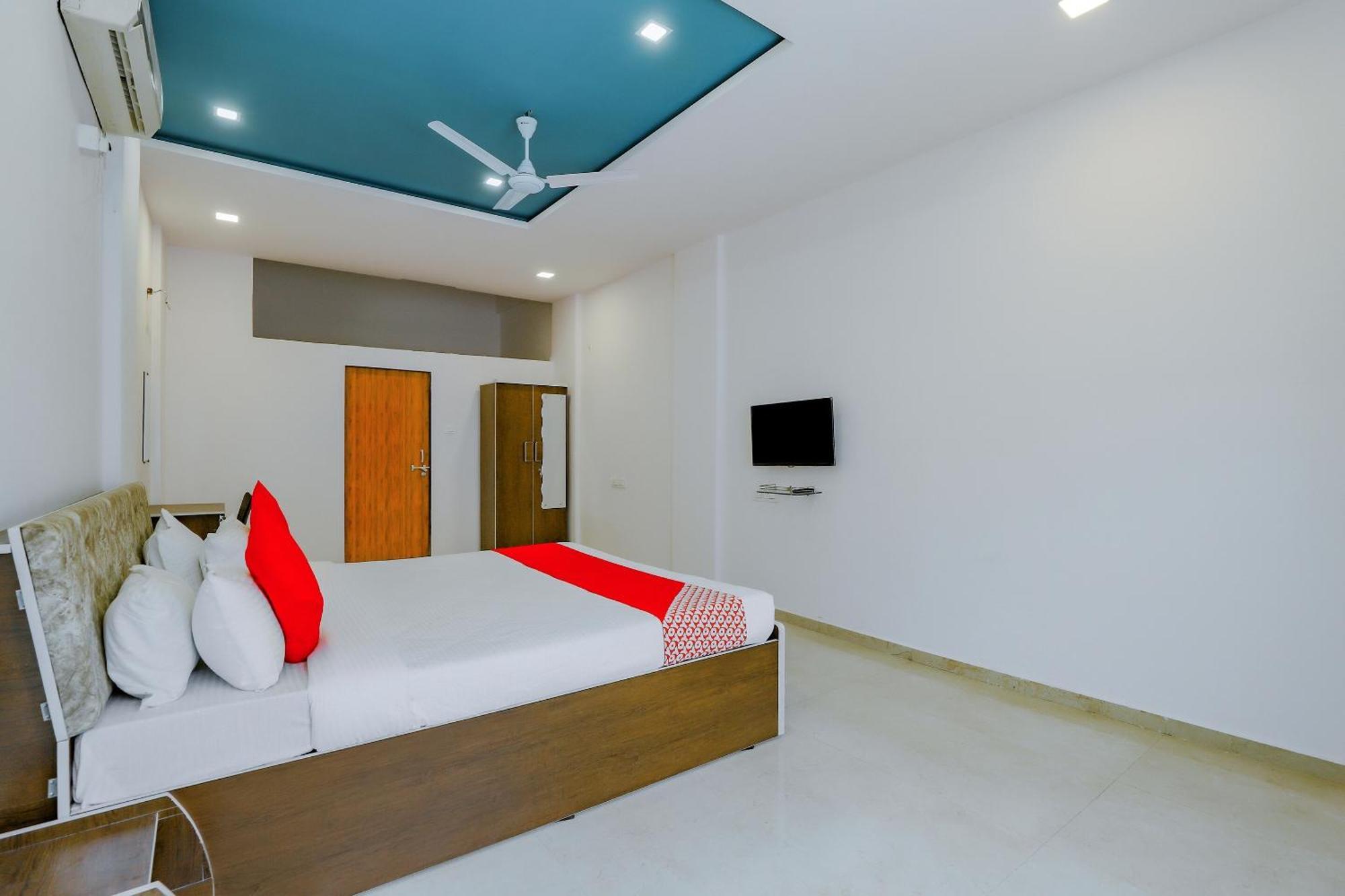 Oyo Hotel Fountain Surat Ngoại thất bức ảnh