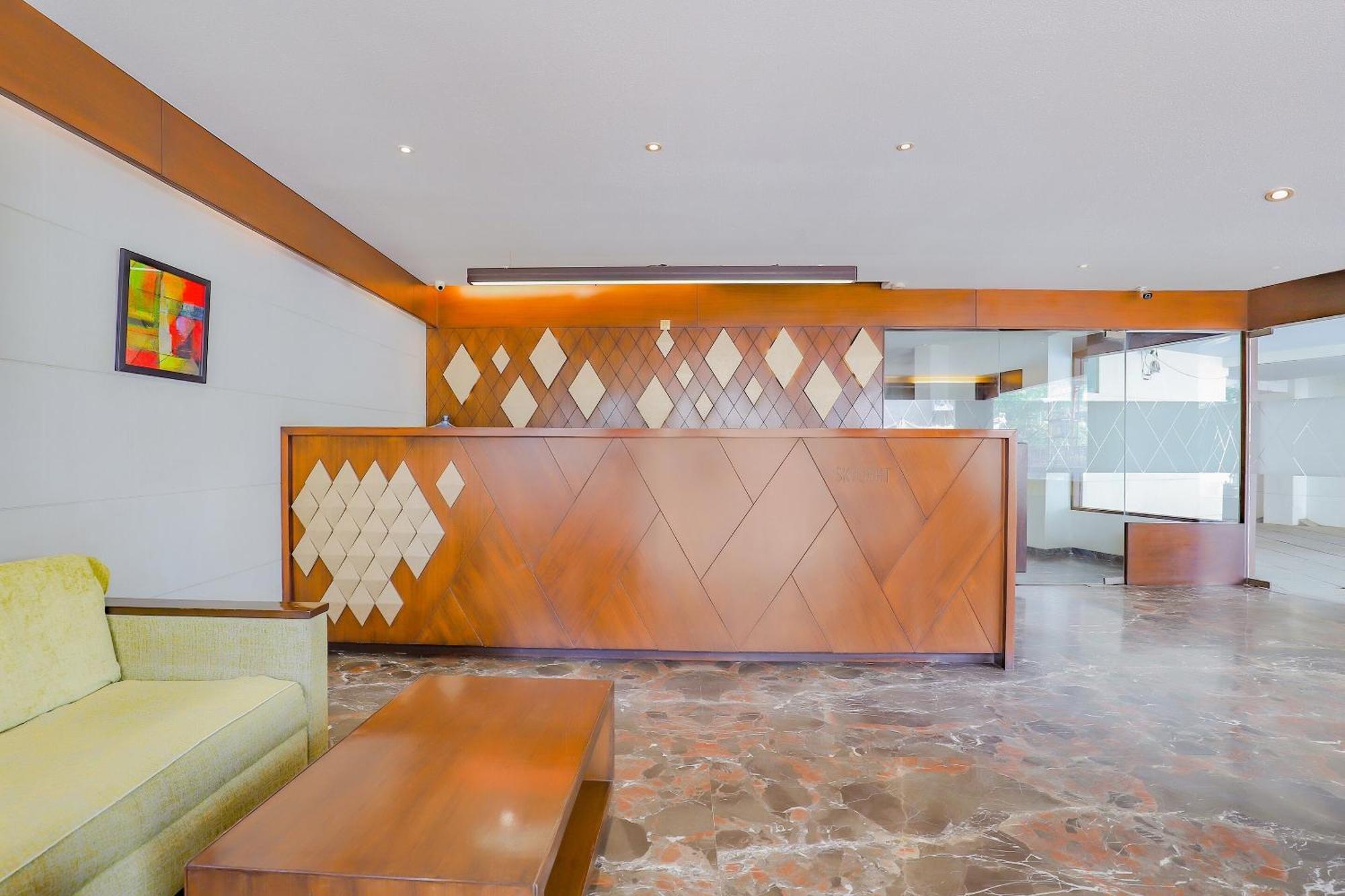 Oyo Hotel Fountain Surat Ngoại thất bức ảnh
